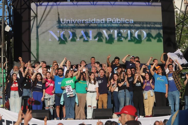 La marcha en contra del veto al financiamiento educativo movilizó a miles de personas en todo el país. La marcha en contra del veto al financiamiento educativo movilizó a miles de personas en todo el país.