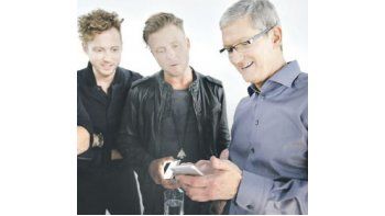 Tim Cook, el CEO de Apple, se entretuvo mostrando el nuevo iPhone a los integrantes del grupo musical One Republic, que actuaron en el evento.