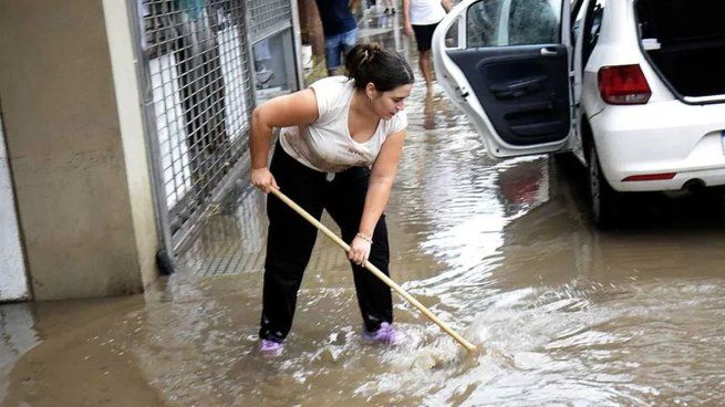 Los vecinos de Bahía Blanca intentan por estas horas desalojar el agua de sus casas.