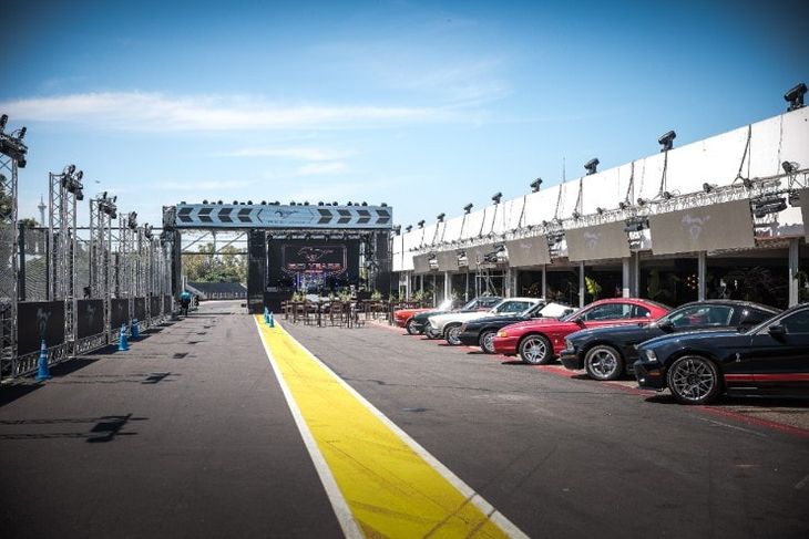 Históricos modelos de Mustang desfilaron en el Autódromo Oscar y Juan Gálvez.