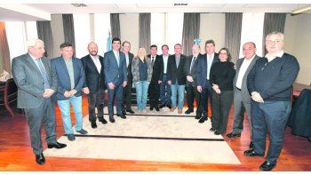 ámbito.com | embestida.Tiempo de sonrisas en la previa al almuerzo ayer de los gobernadores peronistas en la Casa de Entre Ríos, con Gustavo Bordet como anfitrión. Luego diseñaron una estrategia para evitar que el reclamo bonaerense en pos de $300 mil millones extra d