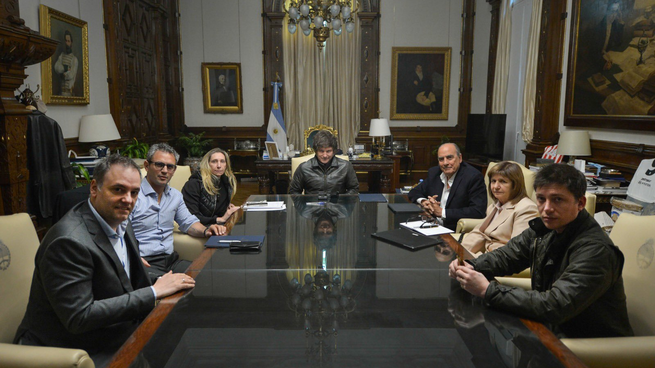El Gobierno intenta un relanzamiento con una mesa política con los mismos funcionarios.