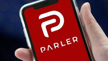 Como otras plataformas alternativas a los gigantes Twitter y Facebook, Parler tiene normas más laxas respecto a la desinformación y los contenidos de odio que las redes tradicionales.