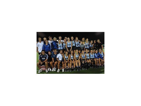 Las Leonas comenzarán a defender el título de campeonas de la Champions Trophy ante Inglaterra.
