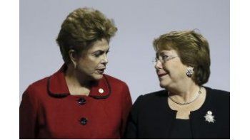 La presidente de Brasil, Dilma Roussef, junto a su par de Chile, Michelle Bachelet.