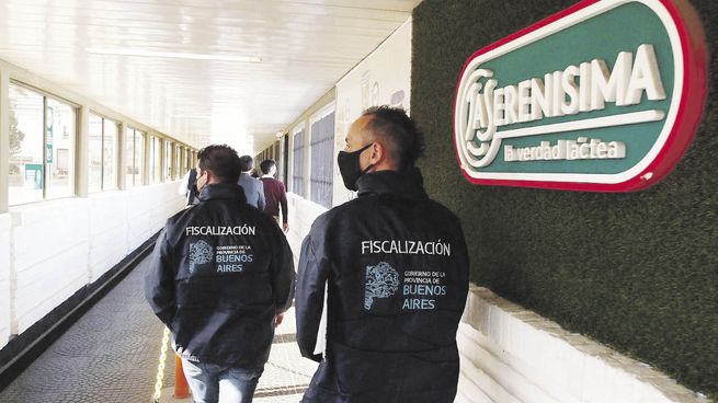 Inspecciones. Agentes de ARBA recorrieron las instalaciones de Mastellone en línea con la intimación del gobierno bonaerense sobre abastecimiento y precios de los productos en los supermercados.