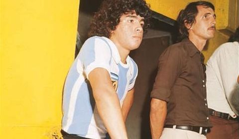 Maradona enfrentó a Hungría el 27 de febrero de 1977 en su debut en la Selección mayor. Maradona enfrentó a Hungría el 27 de febrero de 1977 en su debut en la Selección mayor.