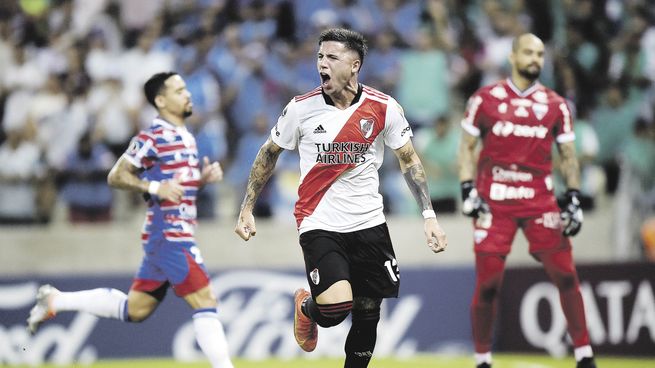 desahogo. El de Enzo Fernández, tras anotar de penal el empate de River ante Fortaleza.