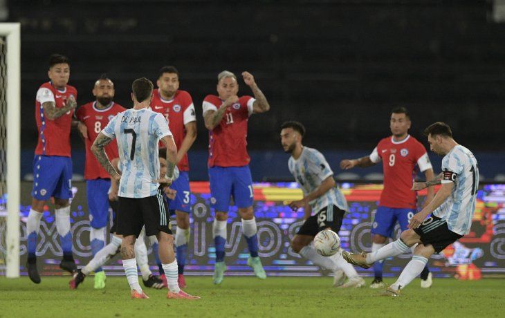 Lionel Messi abrió el marcador con un soberbio tiro libre.