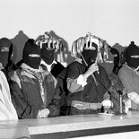 Entre el Gobierno Federal y los Zapatistas, se inician en 1995 los Diálogos de San Andrés Larráinzar. Entre el Gobierno Federal y los Zapatistas, se inician en 1995 los Diálogos de San Andrés Larráinzar.