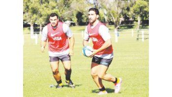 ámbito.com | Ascárate domina el balón ante la mirada de Creevy durante la práctica de los Jaguares en el Buenos Aires Cricket & Rugby Club, de cara al debut el próximo 26 de febrero, en Sudáfrica, por el Súper Rugby.