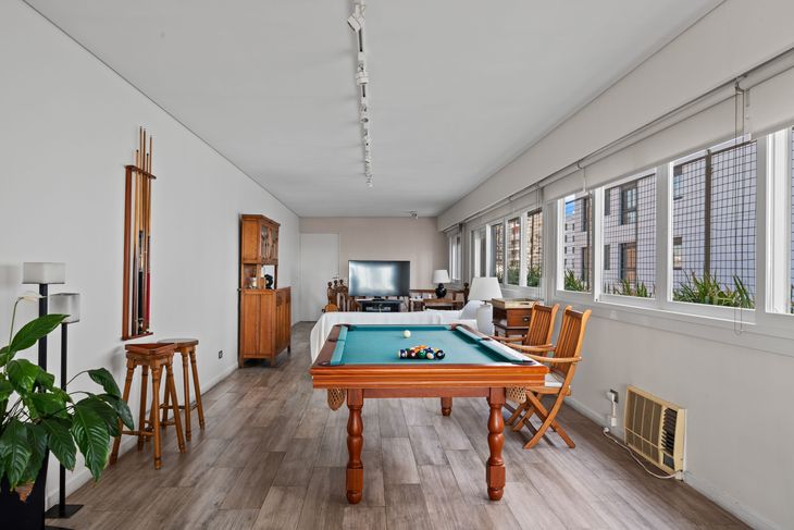 En el segundo piso, el playroom funciona como un espacio de ocio con mesa de billar, ventanales y acceso a la terraza En el segundo piso, el playroom funciona como un espacio de ocio con mesa de billar, ventanales y acceso a la terraza