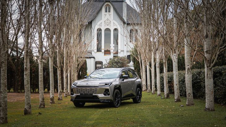 Con la llegada de la RAV4 PHEV y el bZ4X, la automotriz japonesa da un nuevo paso en el mercado local, ampliando su oferta y apostando a una transición progresiva hacia una movilidad con menor impacto ambiental, adaptada a las condiciones reales de cada usuario. Con la llegada de la RAV4 PHEV y el bZ4X, la automotriz japonesa da un nuevo paso en el mercado local, ampliando su oferta y apostando a una transición progresiva hacia una movilidad con menor impacto ambiental, adaptada a las condiciones reales de cada usuario.