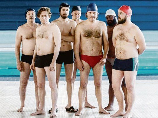 nadando por un sueño. Los desocupados franceses que se unen en una competencia de nado sincronizado masculino.