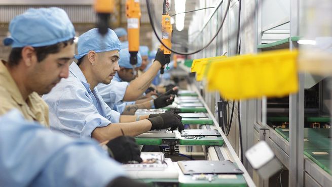 Recrudece la recesión: la industria se hundió 13,7% en marzo, según FIEL