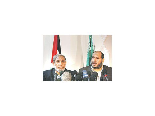 Mahmud al-Zahar y Khalil al-Haya, líderes de Hamas, anunciaron ayer una tregua por seismeses con Israel. Se registran avances prometedores en el conflicto palestino-israelí, asícomo en las negociaciones entre el Estado judío y Siria y en la compleja crisis libanesa.