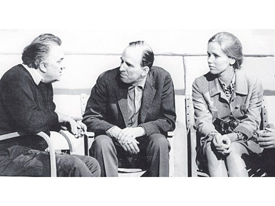Gigantes. Bergman (al centro) visita junto con Liv Ullman a Federico Fellini, durante el rodaje de “Satyricon”.