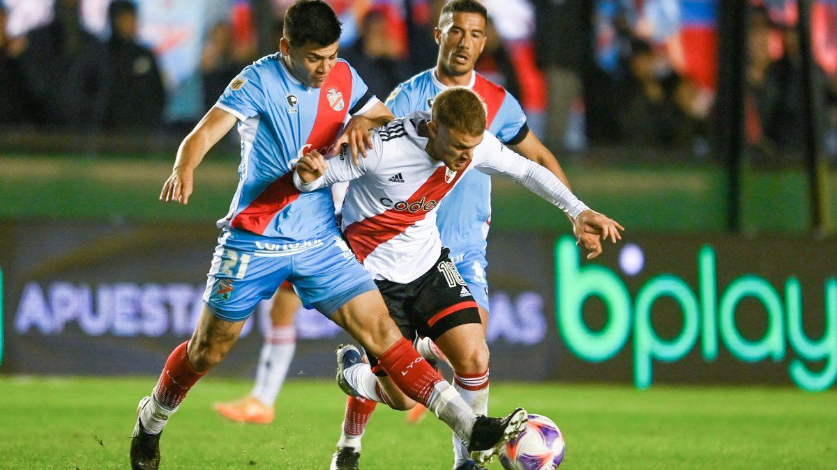River missed his chance to discount the pointer in Sarandí River missed his chance to discount the pointer in Sarandí