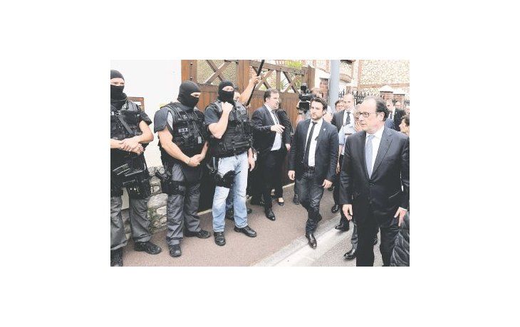 ámbito.com | Custodiado. Escoltado por las fuerzas de seguridad, el presidente  François Hollande acudió al pueblo donde asesinaron al sacerdote y denunció que los terroristas “buscan dividirnos”.