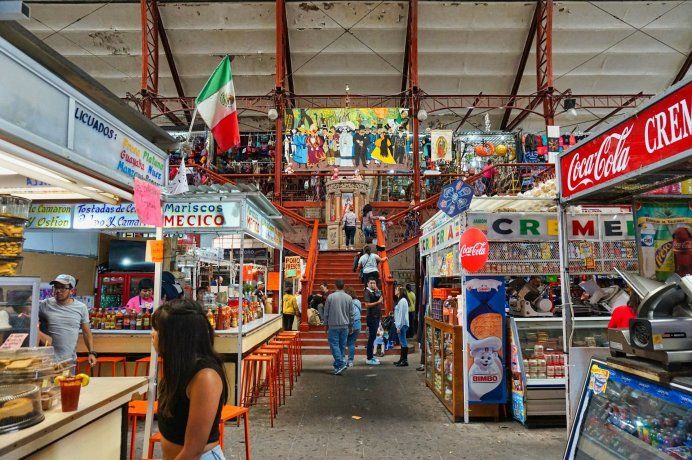 Un mercado tradicional de México refleja el movimiento cotidiano de turistas y locales en uno de los escenarios más habituales del viaje.