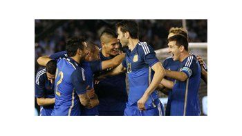 ámbito.com | Todos van a abrazar a Mascherano, autor del segundo gol del seleccionado argentino. El equipo de Sabella tuvo un cómodo adversario para despedirse en el Monumental y pudo haber sido más amplio el marcador si no erraba tantas situaciones de gol, sobre todo