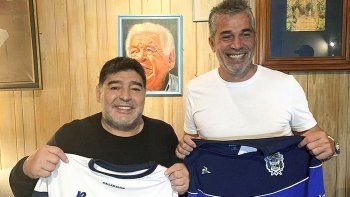 Maradona y Pellegrino, al momento de asumir el Diez.
