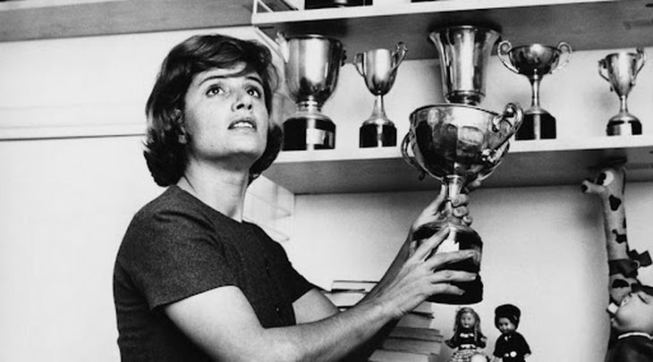 After the tragic death of his friend Jean Behra in 1959, María Teresa de Filippis withdrew from formula 1 competitions at 33. After the tragic death of his friend Jean Behra in 1959, María Teresa de Filippis withdrew from formula 1 competitions at 33.
