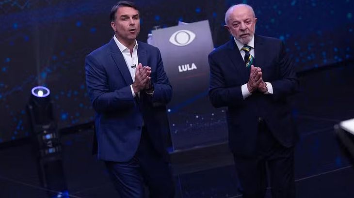 Lula respondió a las acusaciones de Flávio Bolsonaro sobre el voto de los presos con una chicana dirigida a su padre, Jair Bolsonaro, quien cumple prisión domiciliaria. Lula respondió a las acusaciones de Flávio Bolsonaro sobre el voto de los presos con una chicana dirigida a su padre, Jair Bolsonaro, quien cumple prisión domiciliaria.