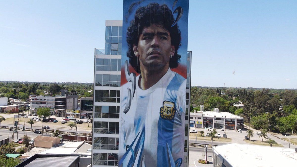 They inaugurate a new and huge mural of Maradona in Ezeiza, with the endorsement of the family