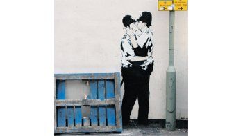 “Kissing Coppers”, del famoso artista callejero inglés Bansky (de quien, sin embargo,  nadie conoce su verdadero nombre) fue trasladado desde una pared en Inglaterra y se subastó en MIami.
