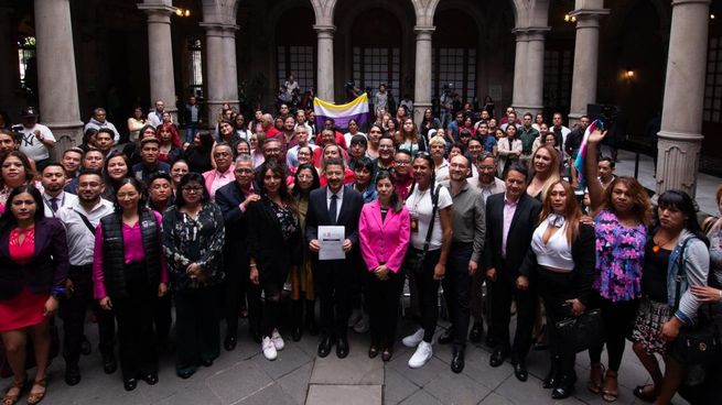 Batres tras oficializar la tipificación de transfemenicidio como delito.