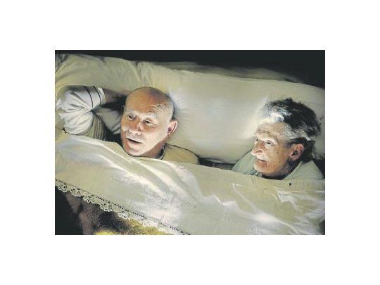 “No todo es vigilia” es un bello docudrama sobre el amor que siente una pareja de ancianos, abuelos del realizador que logra que se muestren ante la cámara con el resguardo de la ternura, sin patetismo.