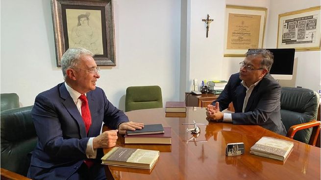El presidente electo de Colombia, Gustavo Petro, y el exmandatario Álvaro Uribe