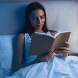 Leer un libro permite relajarse y preparar la mente para un descanso profundo. Leer un libro permite relajarse y preparar la mente para un descanso profundo.