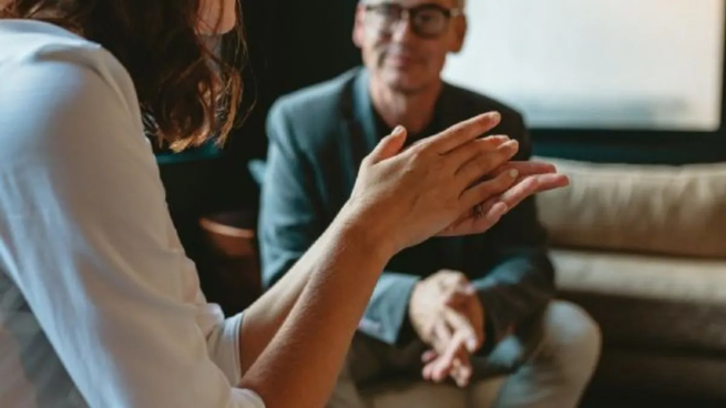 Los siete temas a evitar en una conversación, según la psicología.