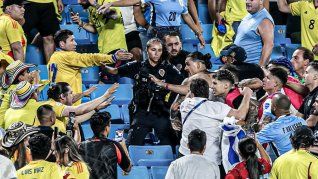 Vergonzoso. El uruguayo Darwin Núñez peleándose con los hinchas colombianos en la semifinal de la Copa América.&nbsp;