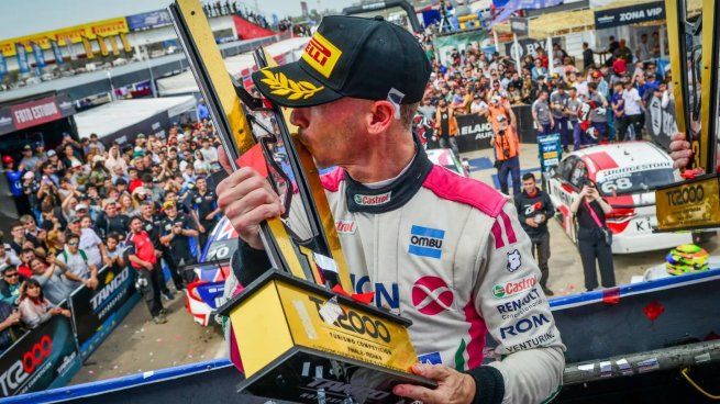 Beso. Leonel Pernía disfruta del trofeo del TC2000 en el podio de 9 de Julio.&nbsp;