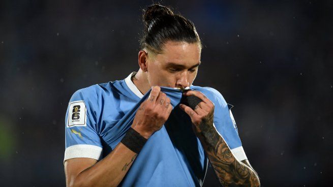 Goleador. Darwin Núñez puso en ventaja a Uruguay y se besó el escudo de su camiseta. 
