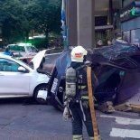 Un violento choque en el barrio de Puerto Madero dejó un auto dado vuelta por completo y otro con destrozos de gravedad. Un violento choque en el barrio de Puerto Madero dejó un auto dado vuelta por completo y otro con destrozos de gravedad.