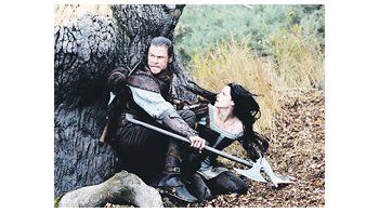La heroína de «Crepúsculo», Kristen Stewart, y el superhéroe Thor, Chris Hemsworth, protagonizan la fantasía heroica en que se convirtió el cuento de Blancanieves para seducir al público adolescente.