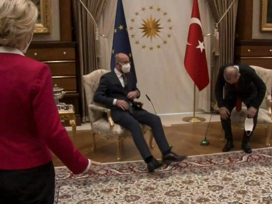 Von der Leyen gesticula y deja ver su molestia por el desplante de Erdogan.