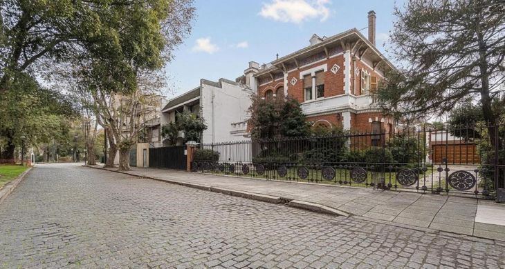 Casas señoriales también son parte de la búsqueda de compradores selectos que eligen Villa Devoto. Cuadra de la Avenida Salvador María del Carril y Mercedes