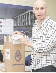 Todos los protagonistas de la elección clave de ayer en el momento de votar (foto 8)