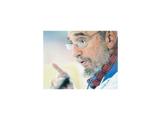 Fidel Castro conversó con estudiantes en La Habana, ante quienes ratificó su total alejamiento de los cargos de poder en Cuba y avaló las medidas de reforma económica que está imponiendo su hermano Raúl.