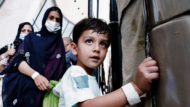 Salida. Una decena de familias afganas arriban a un aeropuerto militar de Virginia, EE.UU.&nbsp;