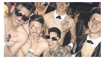 Polémico disfraz. Los jóvenes llevaban bigotes como los que usaba Adolf Hitler y brazaletes con esvásticas.
