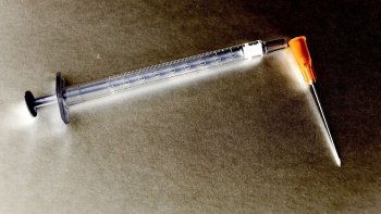pakistan: acusan a medico de transmitir vih a 90 personas por usar una sola jeringa