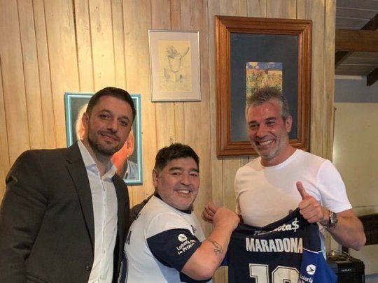 Diego Maradona junto a su abogado Matías Morla y al presidente de Gimnasia Gabriel Pellegrino.&nbsp;