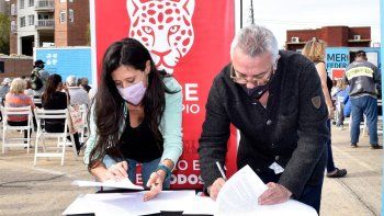 El intendente Julio Zamora junto a la Secretaria de Comercio Interior, Paula Español.