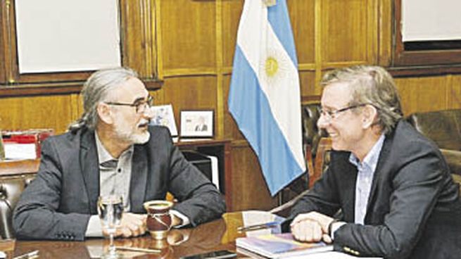 Roles. El entrerriano Juan José Bahillo, en un encuentro con el por entonces ministro de Agricultura nacional Luis Basterra. Es su turno ahora al frente de la cartera, devenida en Secretaría.